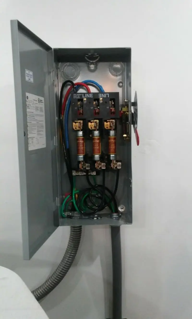 Three-phase disconnect switch installed for Smoke Detector Installation in La Plata