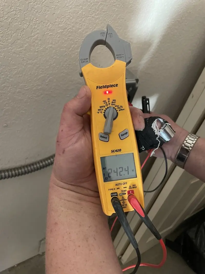 Voltage testing with clamp meter during Generator Installation in La Plata